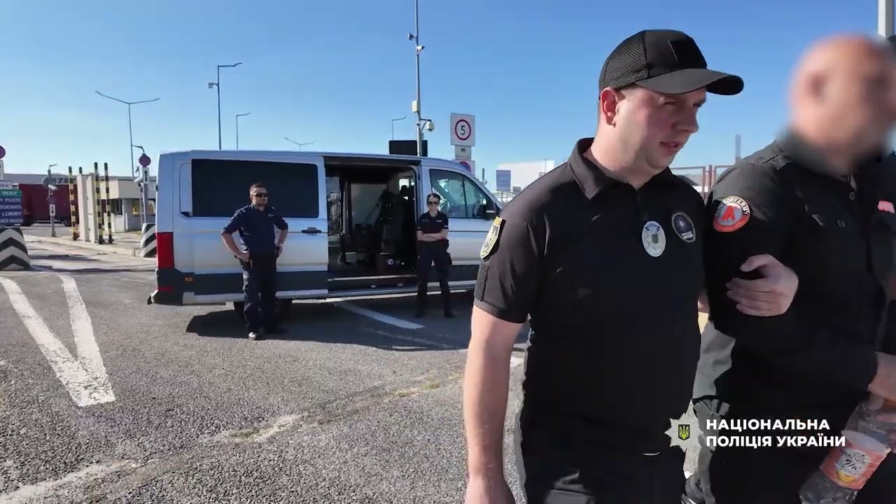 Поліцейські екстрадували двох учасників злочинних груп, які діяли на «чорному» ринку викрадених авто