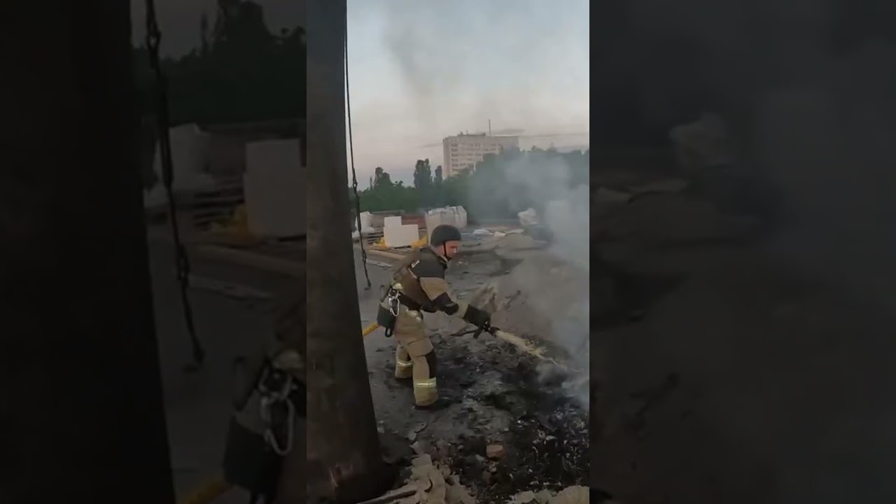 Суми: ліквідація пожежі на підприємстві після ворожої атаки