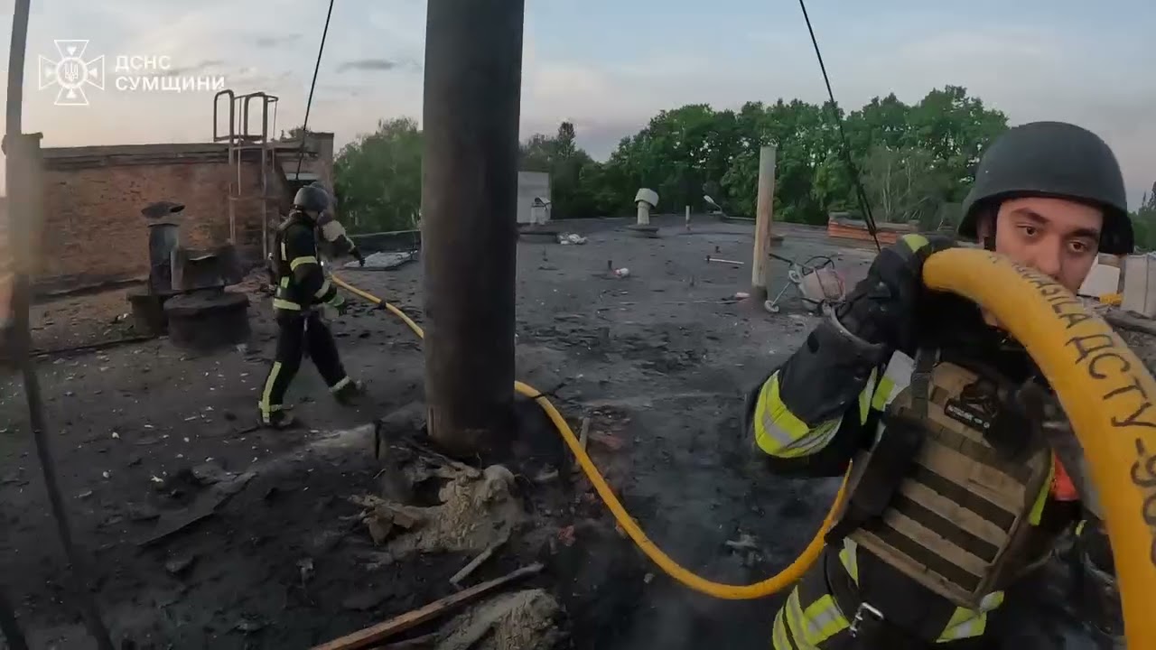 Суми: рятувальники ліквідували пожежу на промисловому підприємстві, спричинену ворожою атакою