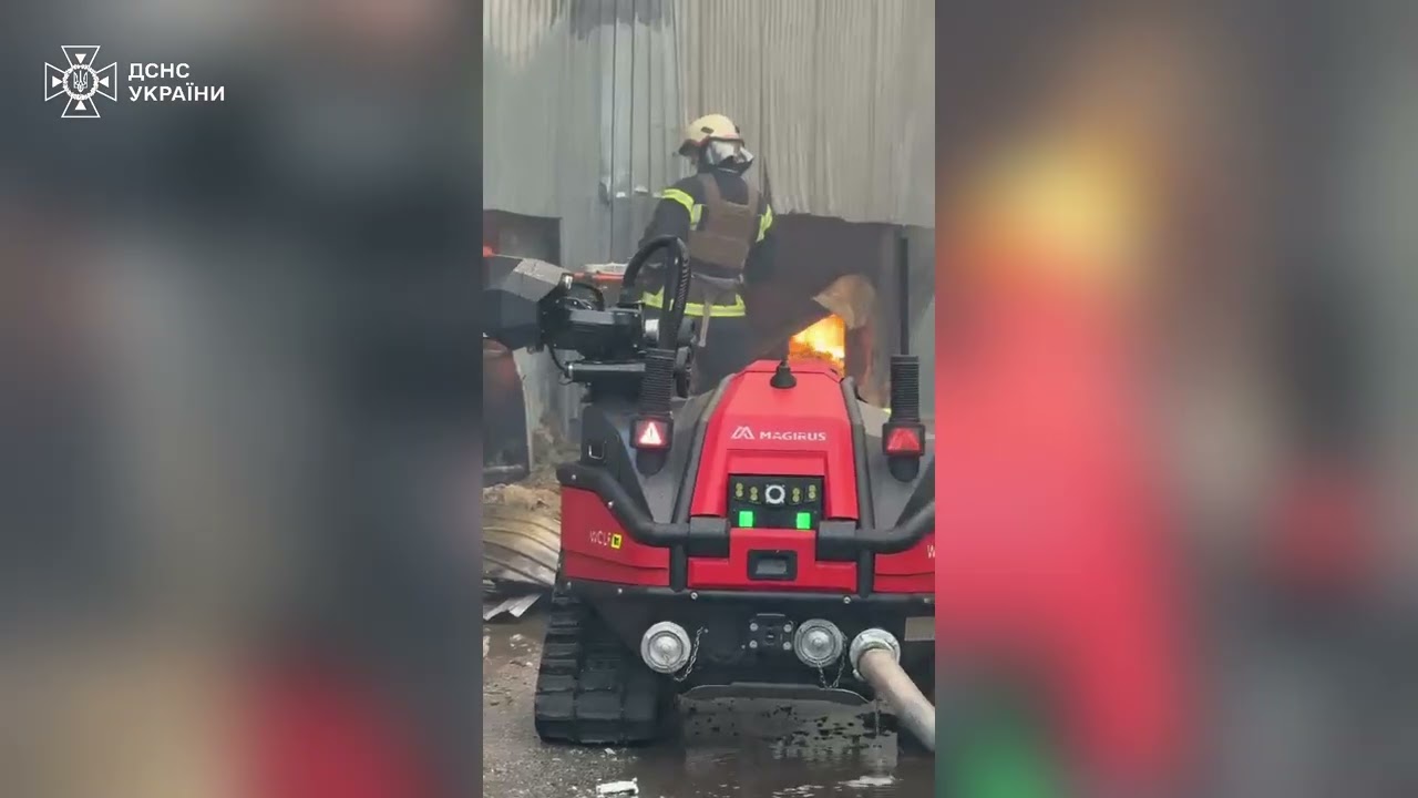 У Києві на ліквідації наслідків нічних ударів залучена потужна спецтехніка ДСНС та ГУР