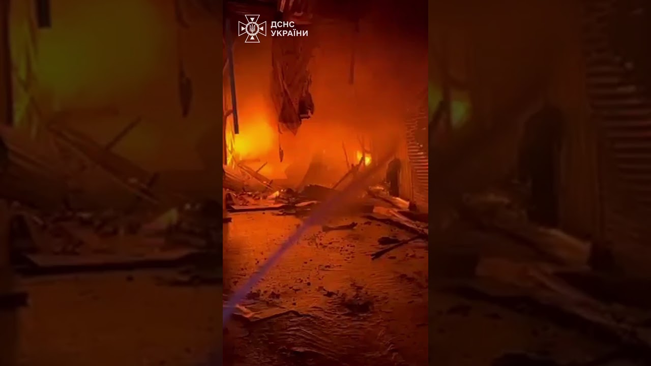 На території ринку “Привоз” рятувальники ліквідували пожежу, що виникла внаслідок російських ударів.