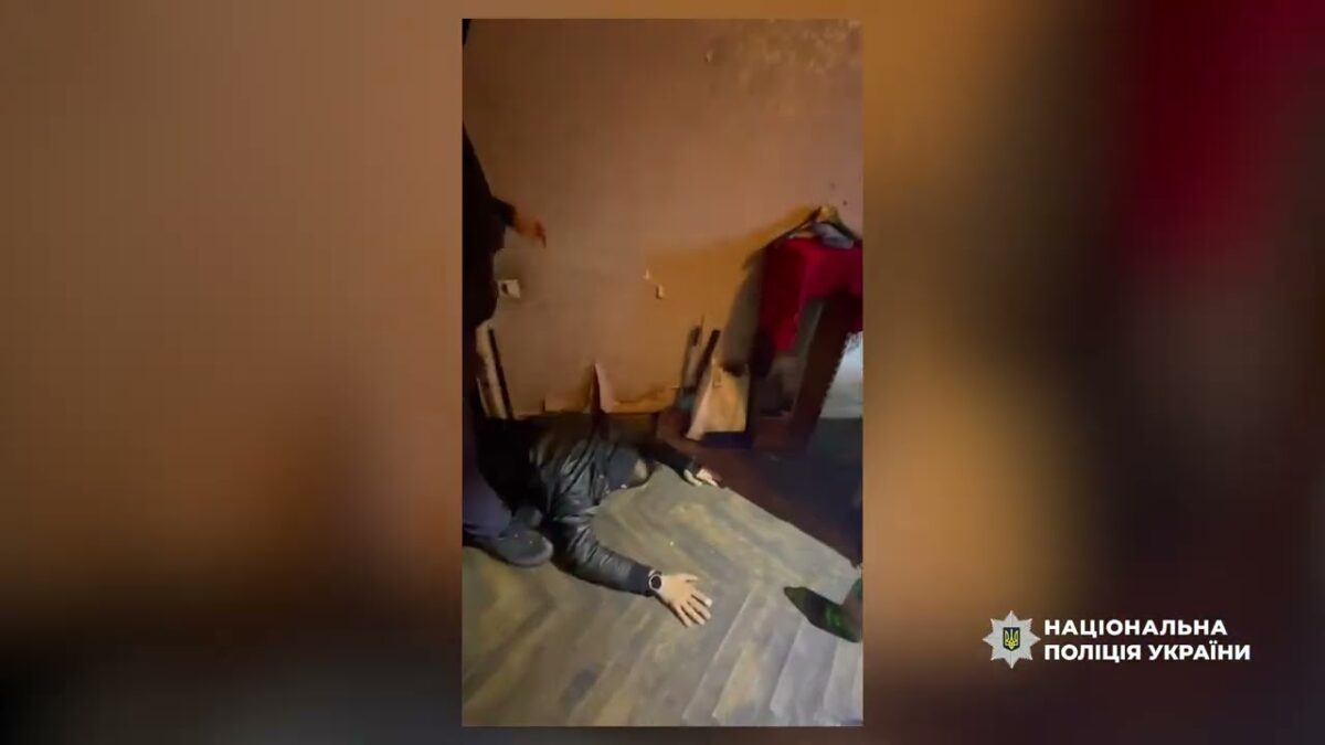 Збували наркотики на 5 млн грн щомісяця: у Києві поліцейські затримали наркоділків