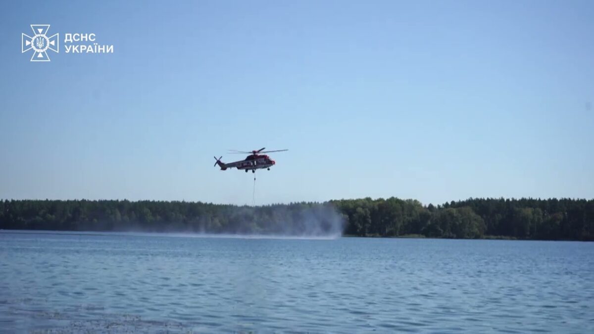 Для ліквідації наслідків удару по столиці залучалась авіація ДСНС України