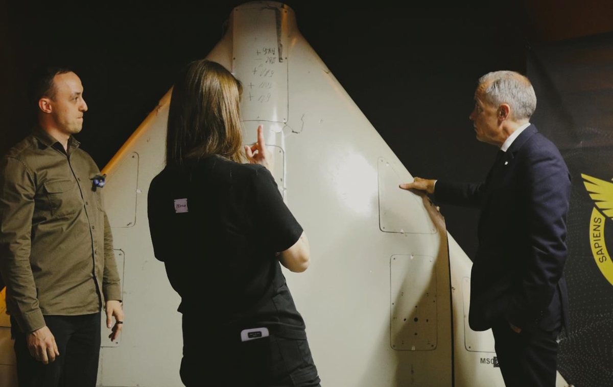 Новини України - Прем’єру Канади в Києві показали компоненти російської зброї