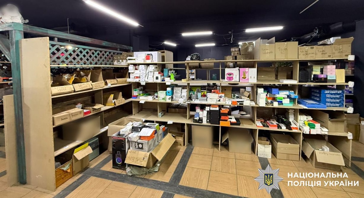 Новини України - У Дніпрі викрили схему продажу фейкових гаджетів відомого бренду
