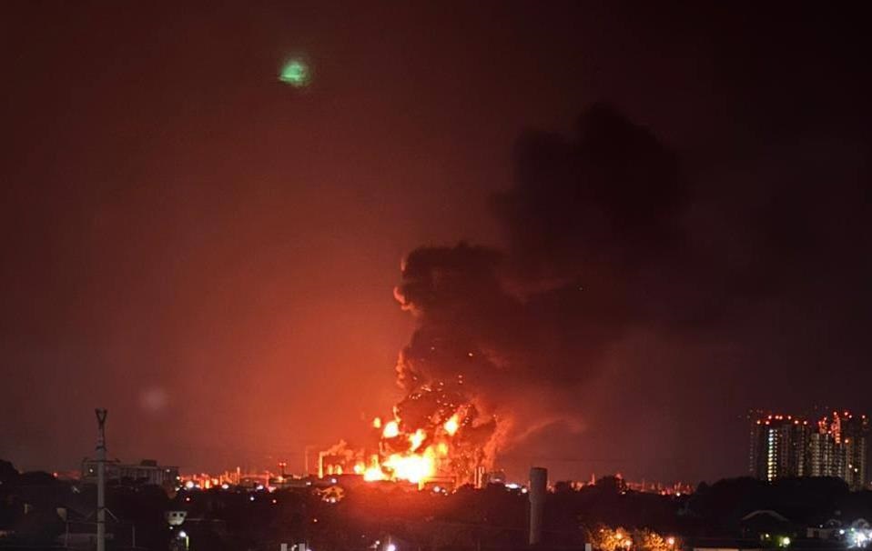 Новини світу - У РФ палають два НПЗ – соцмережі