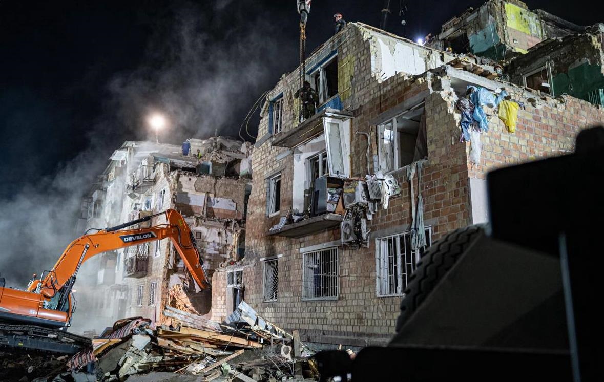 Новини Києва - В Києві понад добу триває рятувальна операція