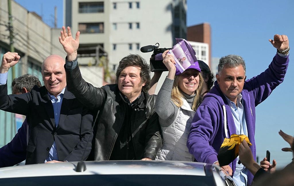 Новини світу - В передмісті Буенос-Айреса натовп закидав Мілея камінням