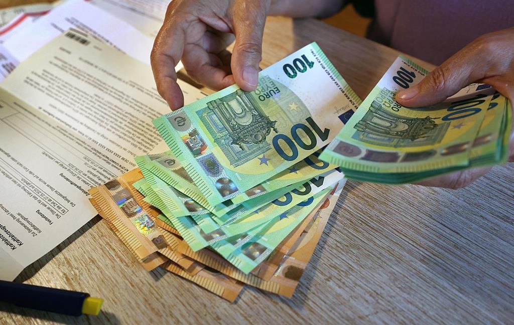 Новини бізнесу - В Україну вперше ввезли більше готівкових євро ніж доларів