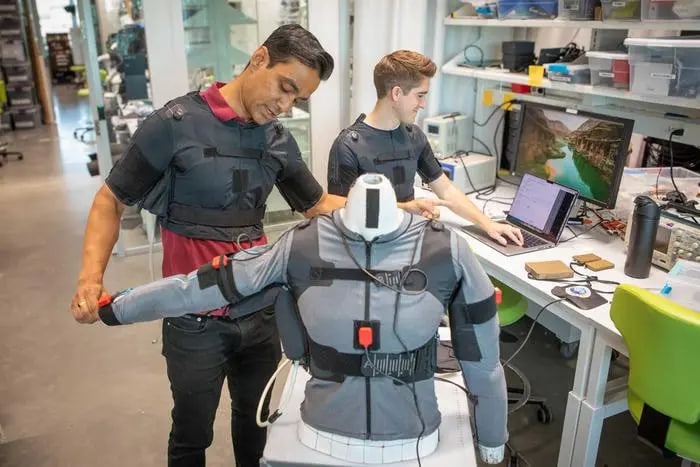 Технології - Вчені створили жилет, що допомагає відновити рухливість після інсульту