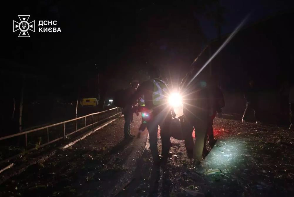 Новини Києва - Обстріл Києва: патрульні показали перші хвилини після удару