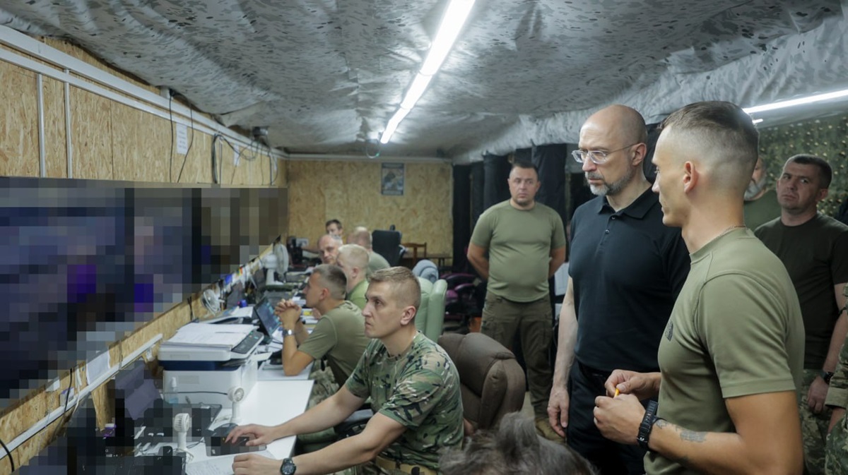 Новини України - Шмигаль відвідав військових на фронті