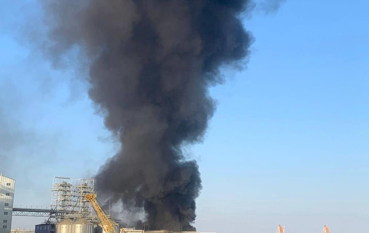 Новини України - У порту Чорноморська спалахнула потужна пожежа