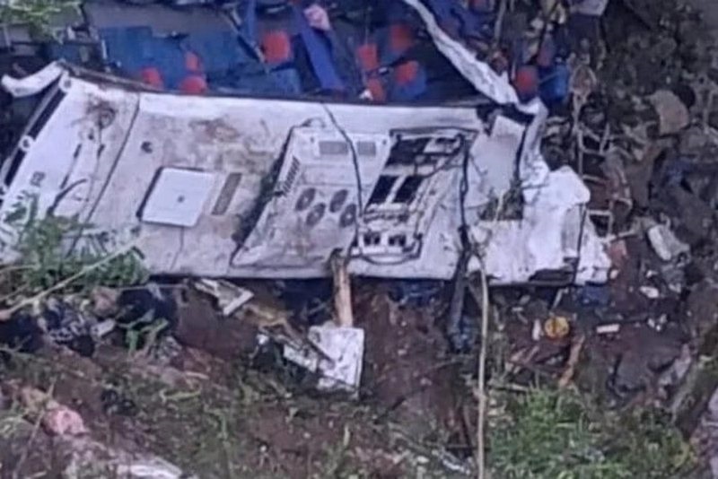 Новини світу - У Колумбії шкільний автобус впав у 80-метрову прірву: 16 загиблих