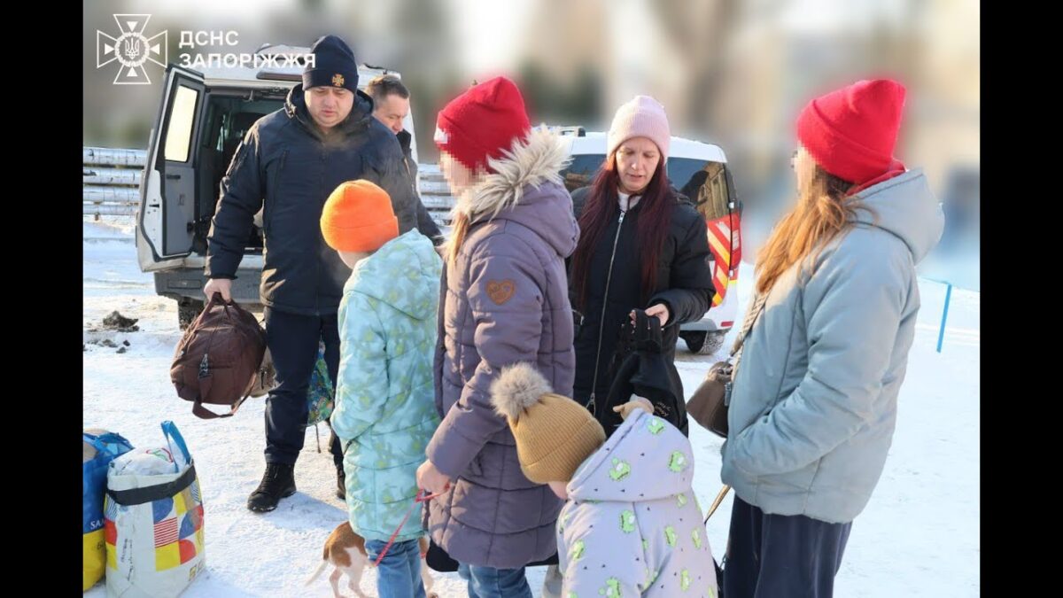 Запоріжжя: Офіцери ДСНС вивезли з-під обстрілів сім’ї з дітьми та їхніх улюбленців