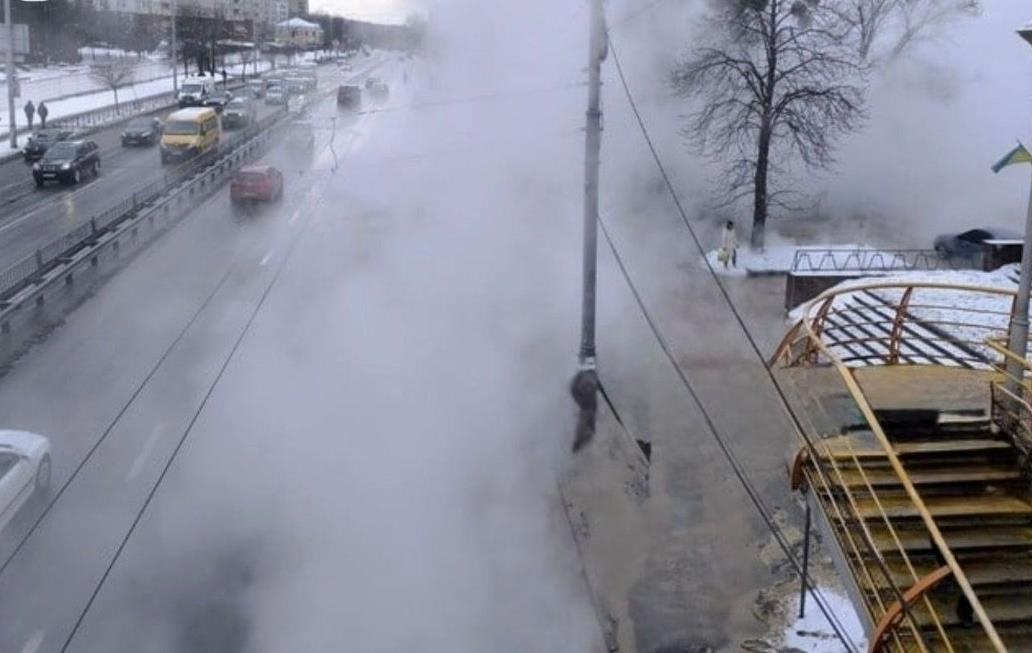 Новини Києва - У Києві 16-річна дівчина впала в яму з окропом